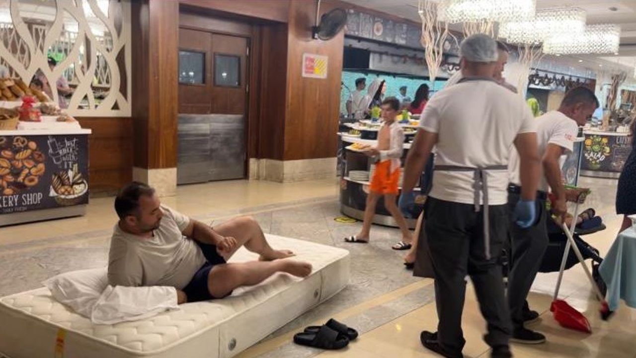 Yatağını restorana seren vatandaşın kaldığı otelden açıklama geldi: “Teknik aksama nedeniyle klimalar çalışmadı”