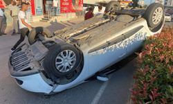 Kaza yapmamak için direksiyonu kırdı, refüje çıkıp ters döndü