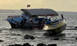 Barınaktaki balıkçı teknesini ipini çözüp çalmaya çalıştılar tekne karaya oturunca kaçtılar