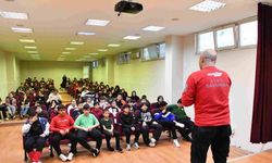Minik öğrenciler arama kurtarma köpeğiyle birlikte deprem tatbikatı yaptı