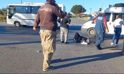 Tur minibüsü motosiklete çarptı, sürücü kask sayesinde hayatta kaldı:1 yaralı