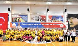 Muratpaşa’da veteranlar badminton şenliği başladı