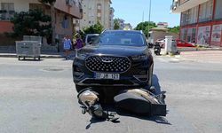 Lüks cipin çarptığı motosikletli ölümden döndü