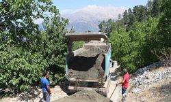 Yürüme engelli torunların konforlu ulaşımı için evinin yollarına beton döküldü