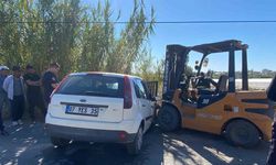 Otomobilin motoruna forklift saplandı, sürücü yaralandı