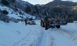 İbradı’da yayla dönüşü araçlarıyla yolda mahsur kalan 3 kişi kurtarıldı