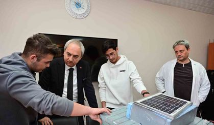 Lise öğrencileri geri dönüşüm malzemelerinden deniz temizleme robotu yaptı