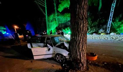 Virajı alamayan otomobil ağaca çarptı: 1 ölü, 3 yaralı