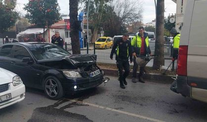 Manavgat’ta otomobil, okul servisine arkadan çarptı, kaza anı güvenlik kamerasına yansıdı