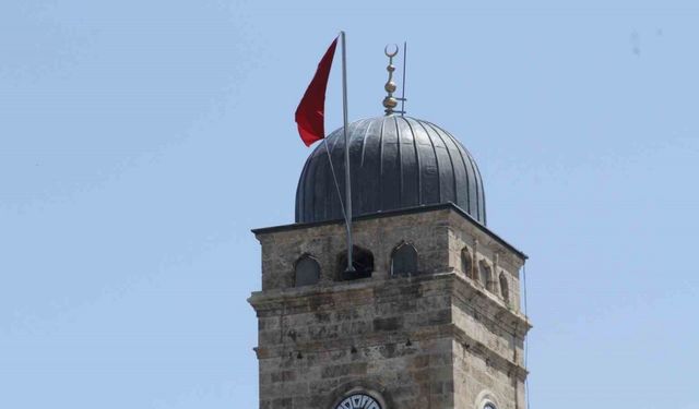 Saat Kulesi’ne dikilen bayrağa yapılan itiraza Vali Şahin son noktayı koydu