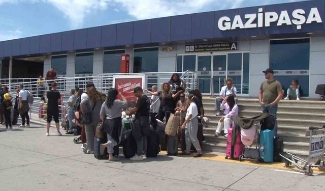 Gazipaşa Havalimanındaki uçak arızası diğer uçakların yolcularını vurdu