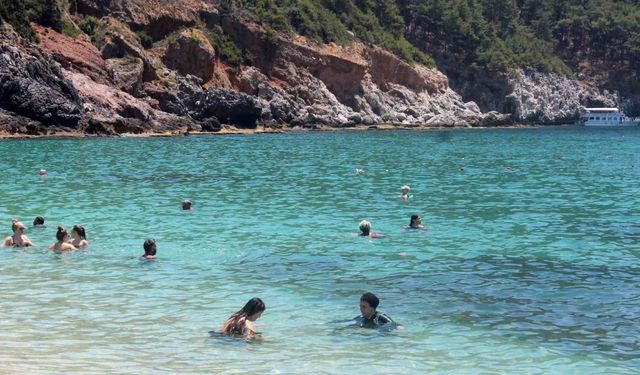 Alanya’da sıcak havanın keyfini dünyaca ünlü Damlataş Plajı’nda çıkardılar