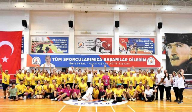 Muratpaşa’da veteranlar badminton şenliği başladı