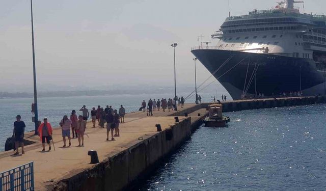 İngilizler ‘Marella Discovery’ ile Alanya Limanı’na demirledi