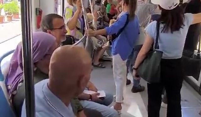 Tramvayda yolcular arasında hayvanseverlik tartışması