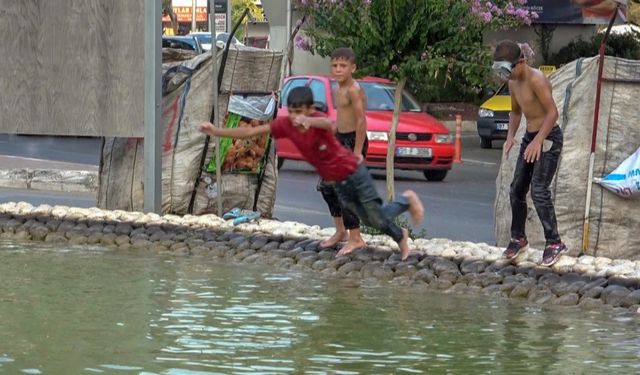 Sıcaktan bunalan hurdacı çocuklar deniz gözlüklerini takıp soluğu süs havuzunda aldı