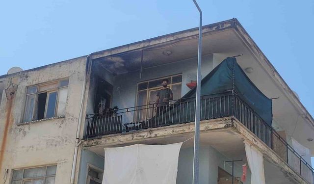 Evin balkonunda çıkan yangın ucuz atlatıldı