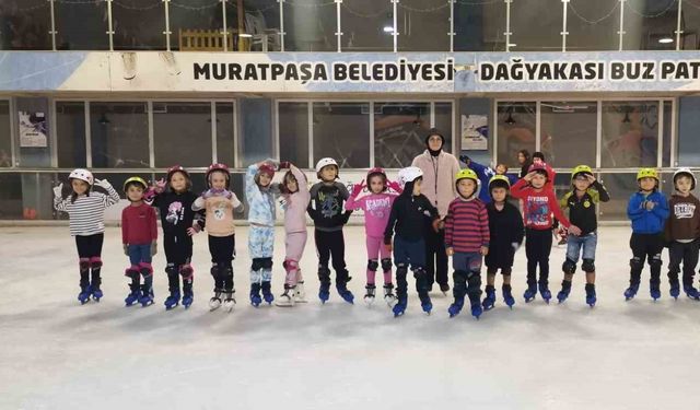 Antalya’da buz paten pisti meraklılarını bekliyor