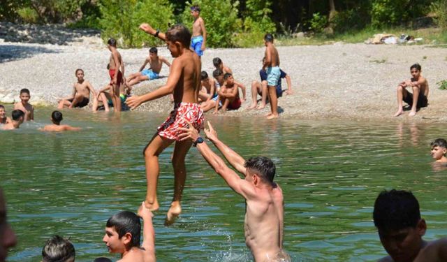 Sıcaktan bunalan çocuklar Üzümdere Irmağında biriken gölette serinledi