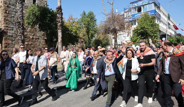 Antalya caddeleri Yörük Göçü’yle şenlendi