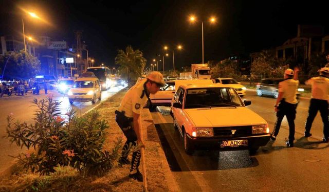 4 araç birbirine girdi, yoldaki yağı gören trafik polisi küreği eline aldı