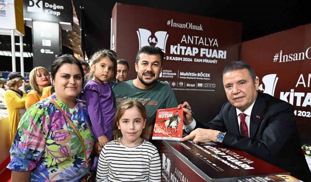 Başkan Muhittin Böcek 14. Antalya Kitap Fuarı'nda okurlarıyla buluştu