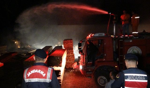 Kereste fabrikasındaki yangın çevreye sıçramadan söndürüldü