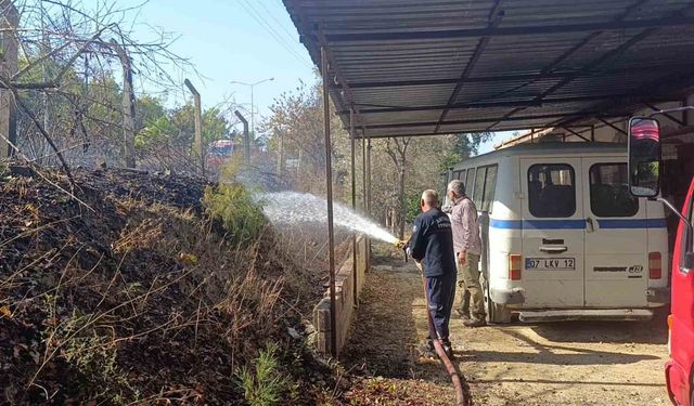 Manavgat'ta çalılık alanda yangın çıktı