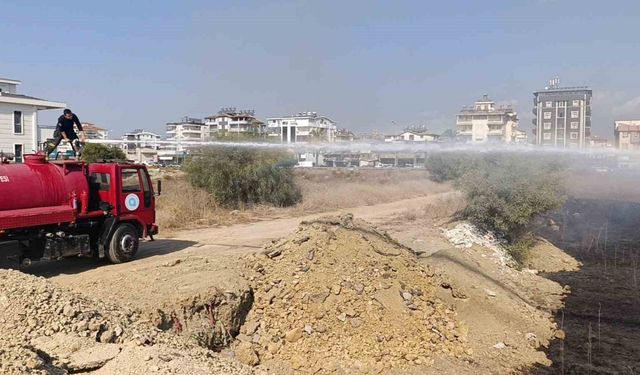 Manavgat’ta çalılık yangını, evlere ulaşmadan söndürüldü