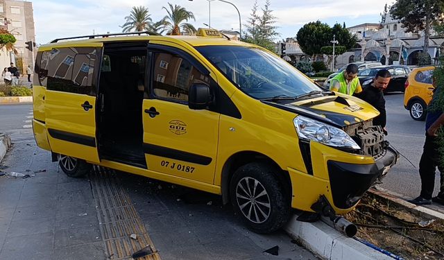 Kırmızı ışık ihlali sonucu meydana gelen kazada araçlar hurdaya döndü