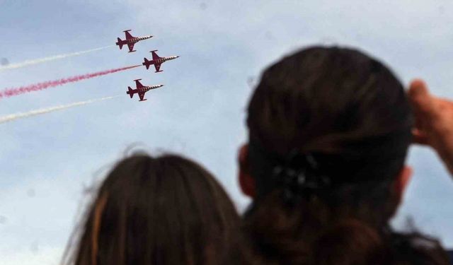 Türk Yıldızları Ata’ya saygı için Antalya semalarında