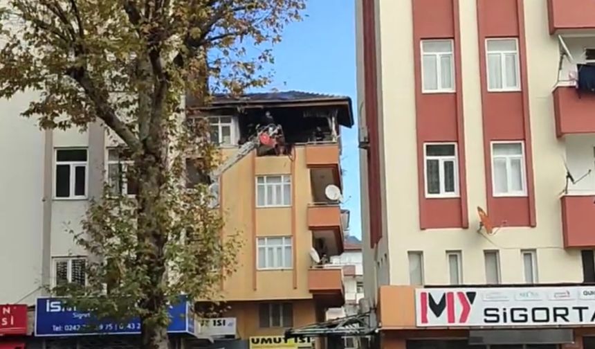 Çatı katında çıkan yangın korkuttu