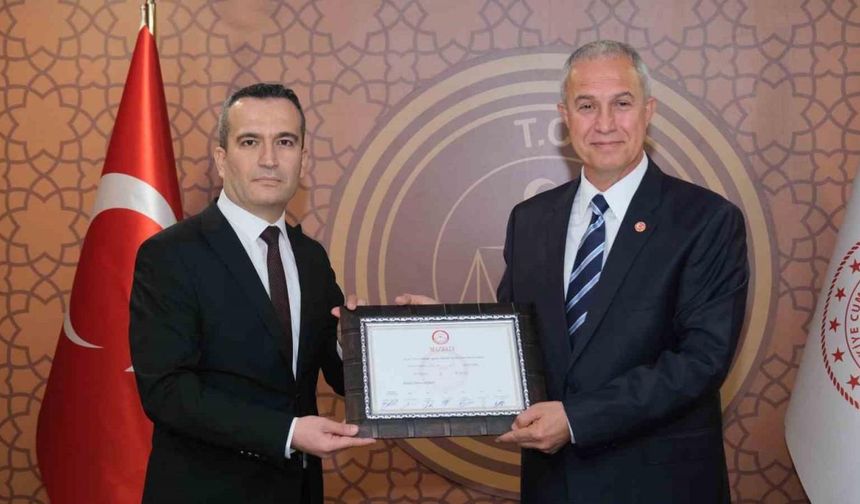 Alanya Belediye Başkanı Osman Özçelik, mazbatasını aldı