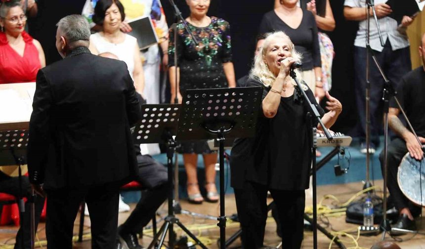 Aktif Yaşlı Merkezi üyelerinden halk müziği konseri