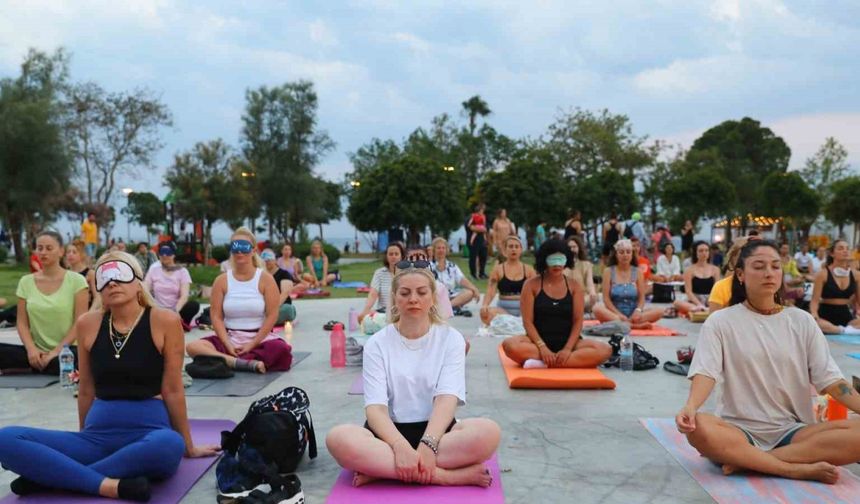 Antalya’nın dünyaca ünlü Konyaaltı sahilinde yoga yaptılar