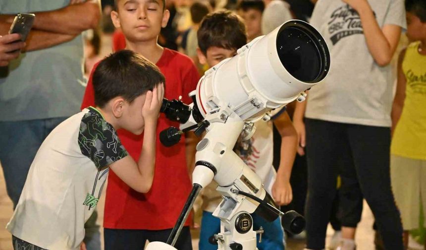 Kepezli çocuklar uzayı gözlemliyor