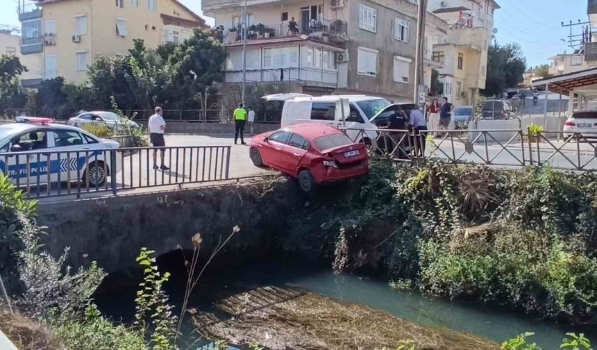 otomobil sulama kanalında asılı kaldı