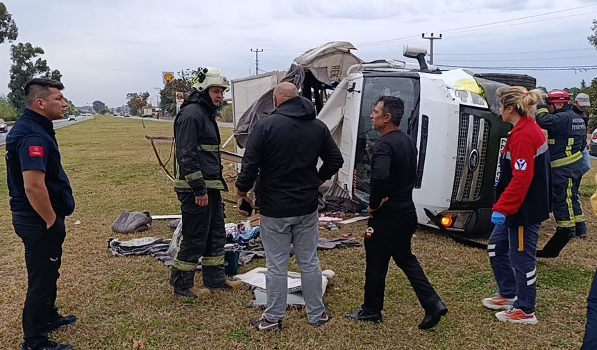 Eşya yüklü kamyonet takla attı